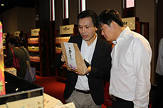 BB贝博ballbet集团董事局主席李长云陪同参会嘉宾参观枣博会